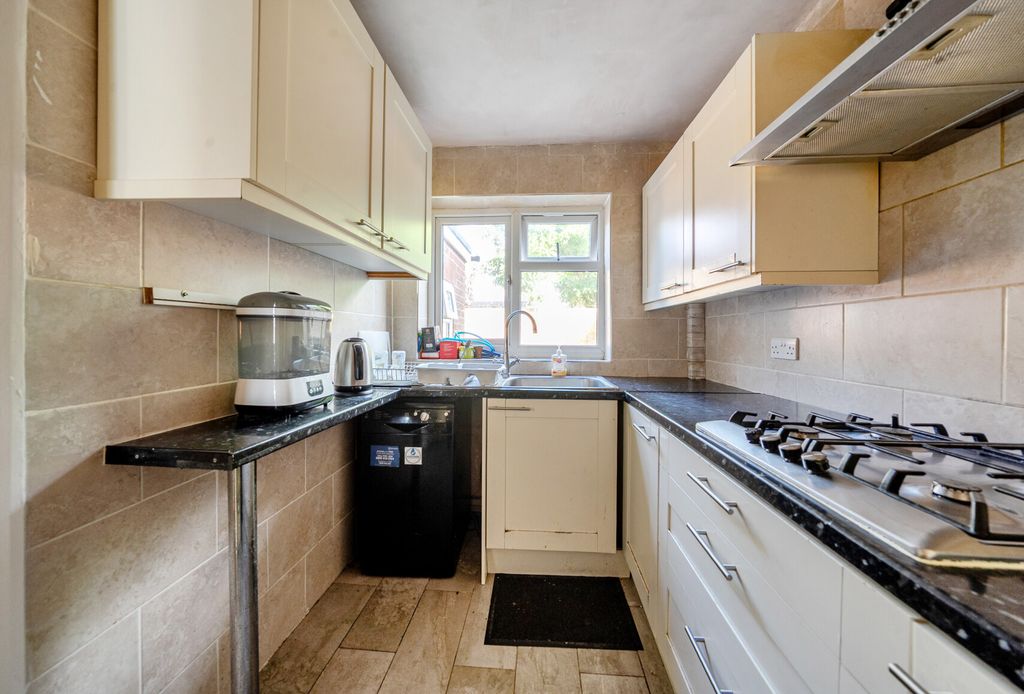 Property photo 2 of 13 1359318-7-68Dbee1...