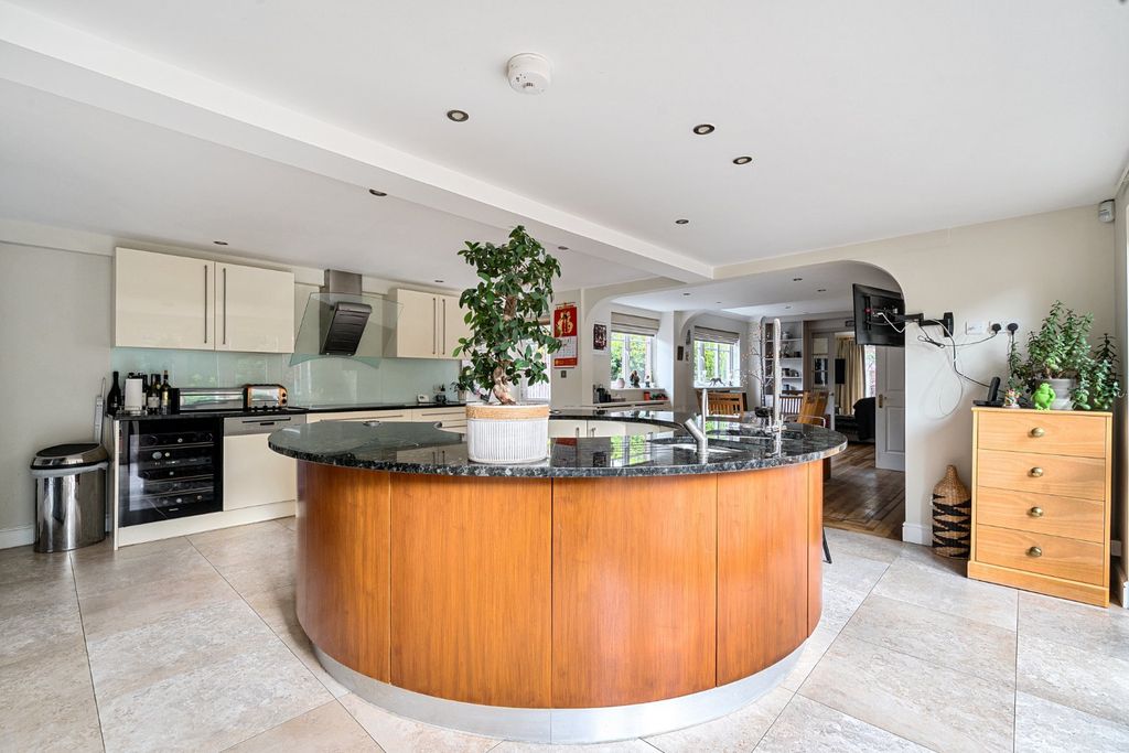 Property photo 3 of 33 Kitchen