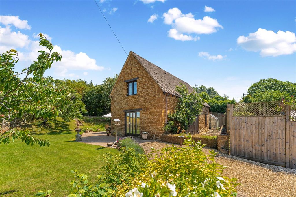 Property photo 1 of 30 Chapel Barn, Balscote-5.Jpg