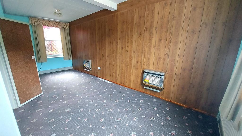 Property photo 3 of 16 Lounge