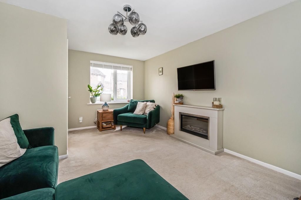Property photo 2 of 15 40 Bielby Close10.Jpg