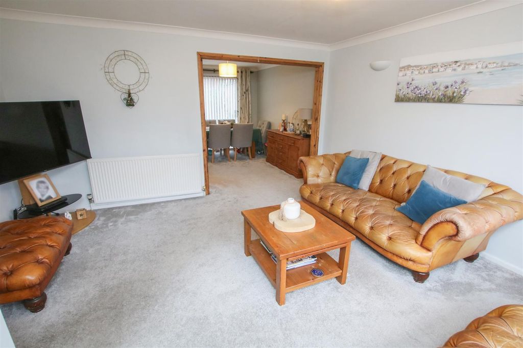 Property photo 2 of 17 Lounge