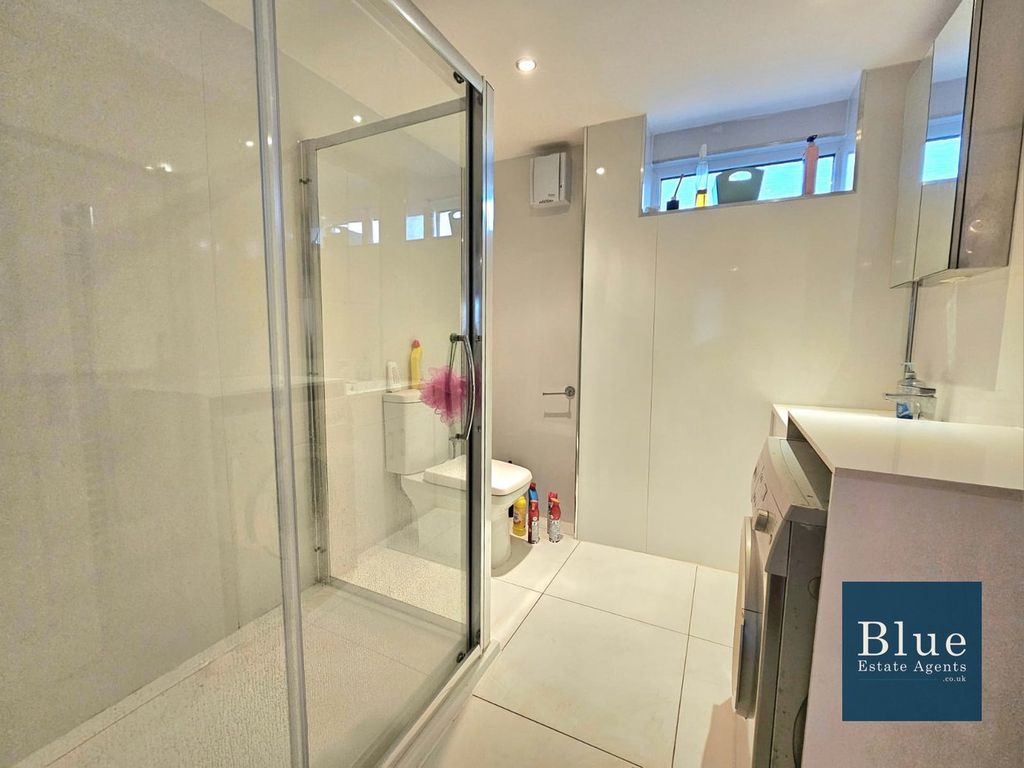 Property photo 3 of 4 Shower Suite