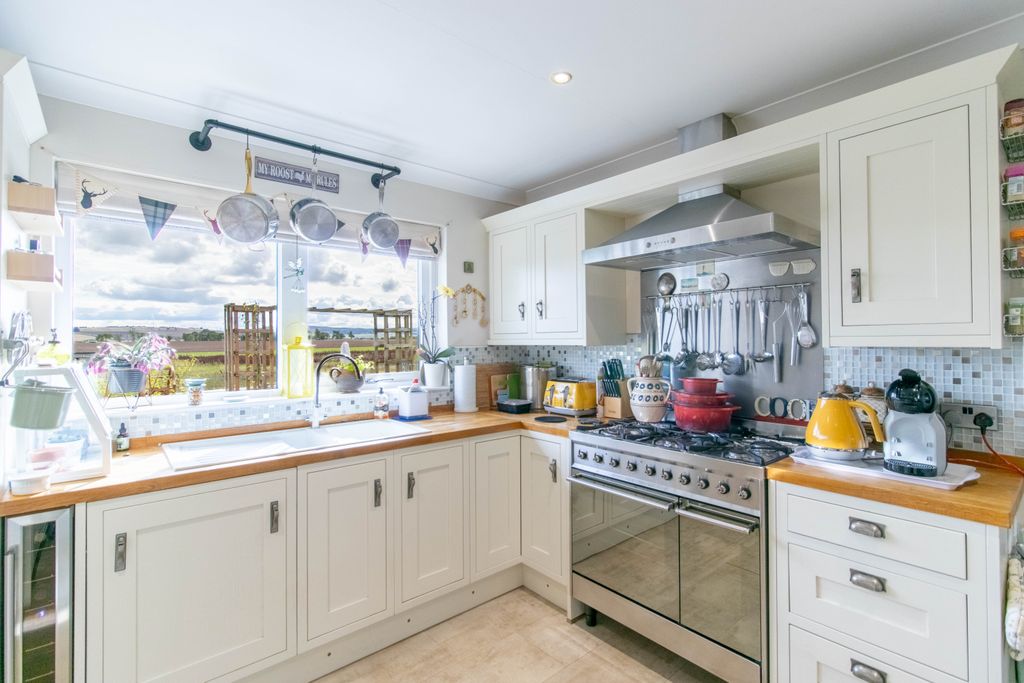 Property photo 3 of 39 Kitchen