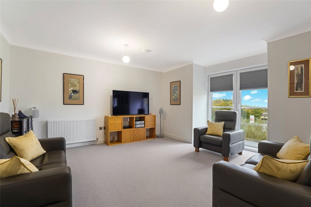 Property photo 3 of 17 Lounge