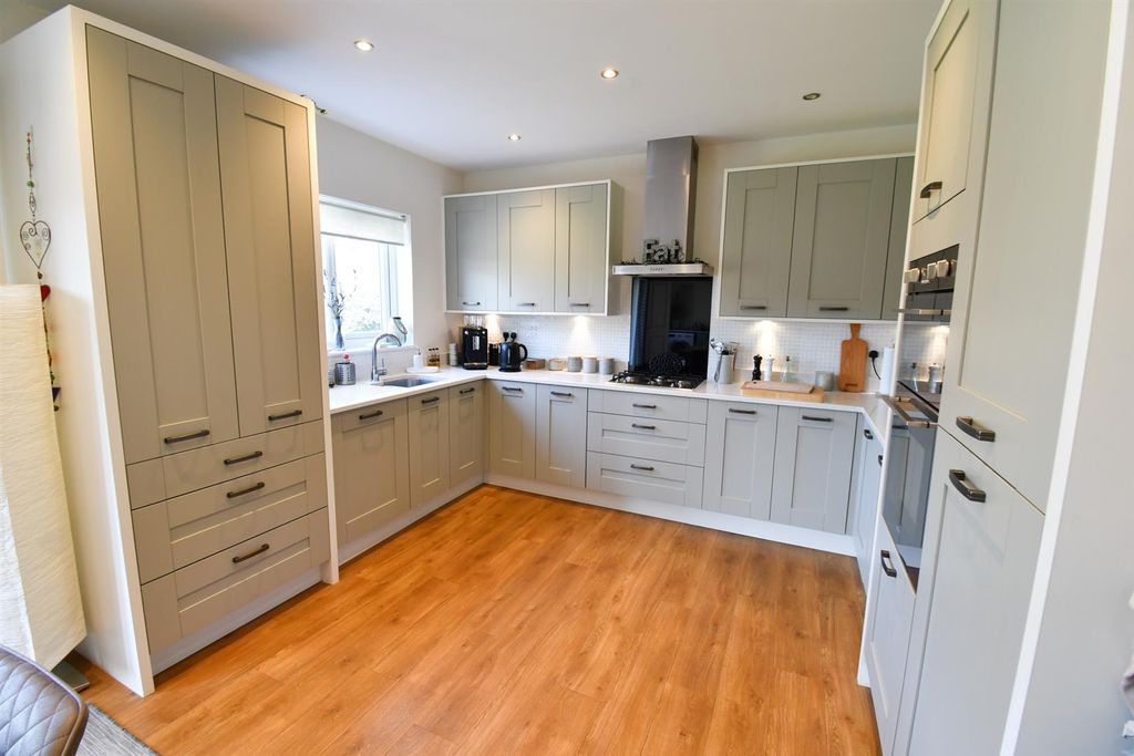 Property photo 3 of 25 Kitchen/ Dining Room