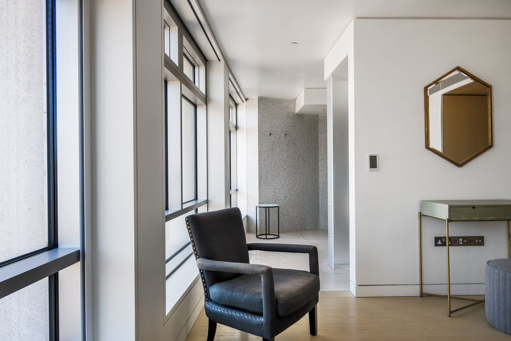 Property photo 2 of 28 Centre_Point_13