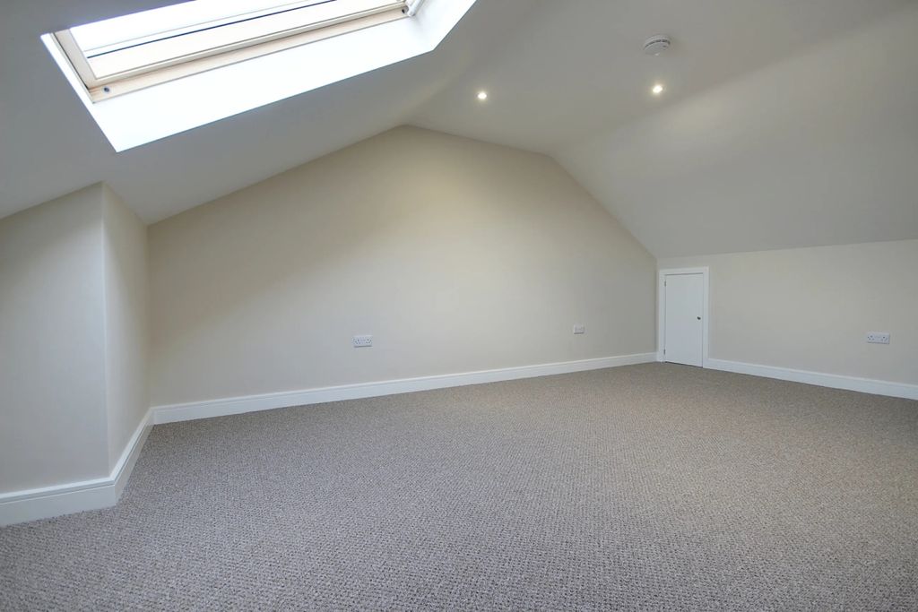 Property photo 3 of 7 Ewemove Harrogate Primary Bedroom