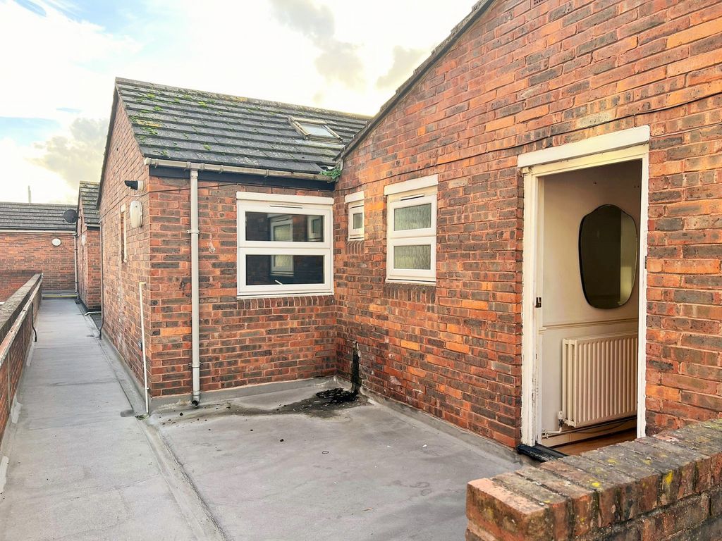 Property photo 1 of 6 4 Bedroom Flat (No Lounge) With Large Patio
