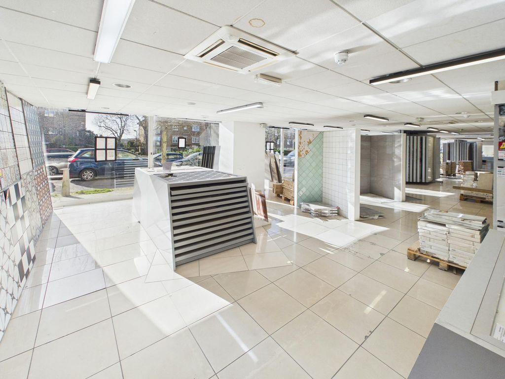 Property photo 3 of 12 Showroom-iv.Jpg