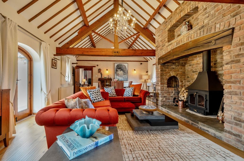 Property photo 3 of 34 -6A0c18d06d6B7-l-1464136-79-6A05Ced947B39-Arw-1