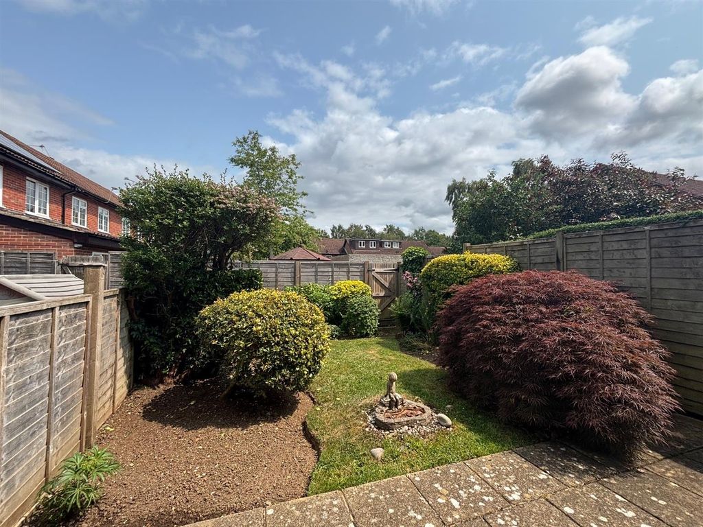 Property photo 3 of 8 4 Chalcraft Garden.Jpg