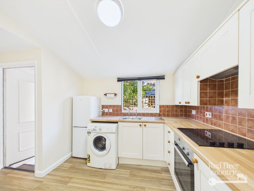 Property photo 3 of 11 Kitchen