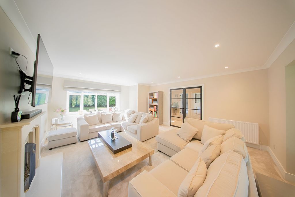 Property photo 3 of 20 Living Room