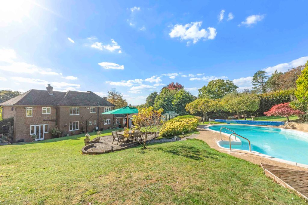 Property photo 3 of 28 Three Oaks, The Close, Sl8 5Pe (Low Res)-22