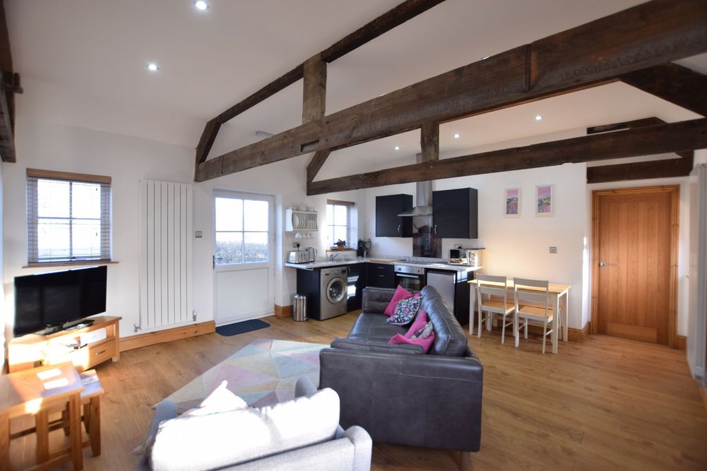 Property photo 1 of 10 Living Room/Kitchen