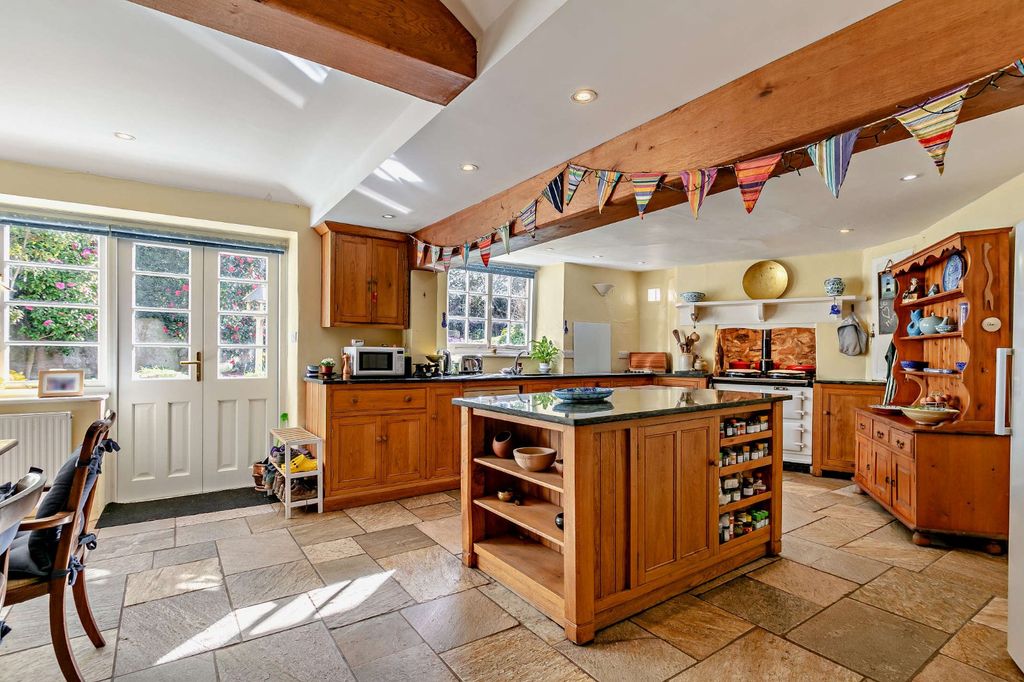 Property photo 2 of 25 Kitchen