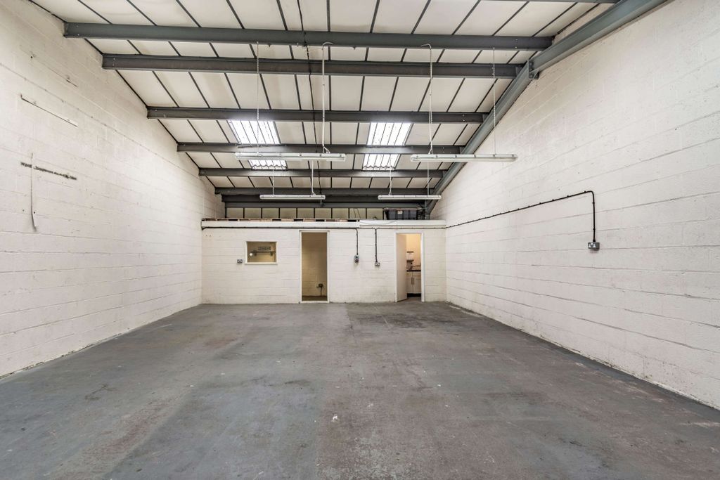 Property photo 3 of 6 8489045-Interior02-800