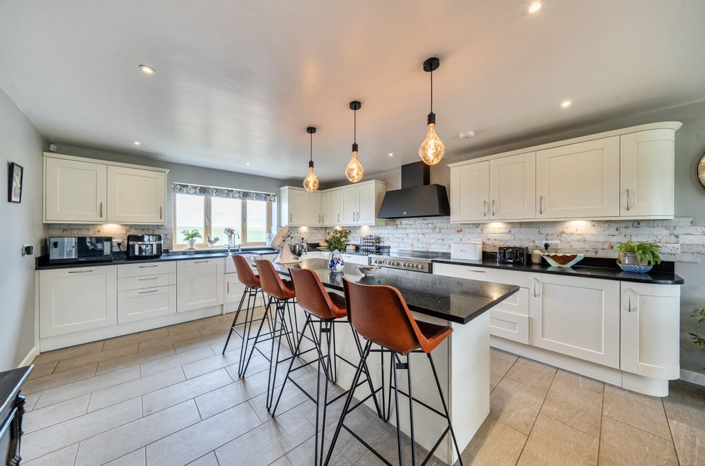 Property photo 2 of 36 1472318-27-6A27Eb92Ebcc7