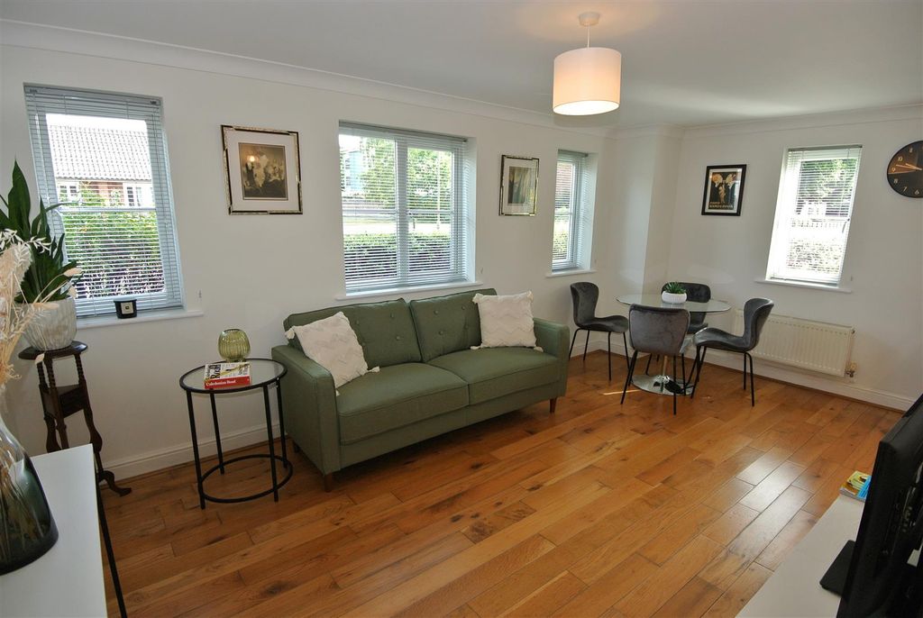 Property photo 2 of 16 Lounge Diner 5.Jpg