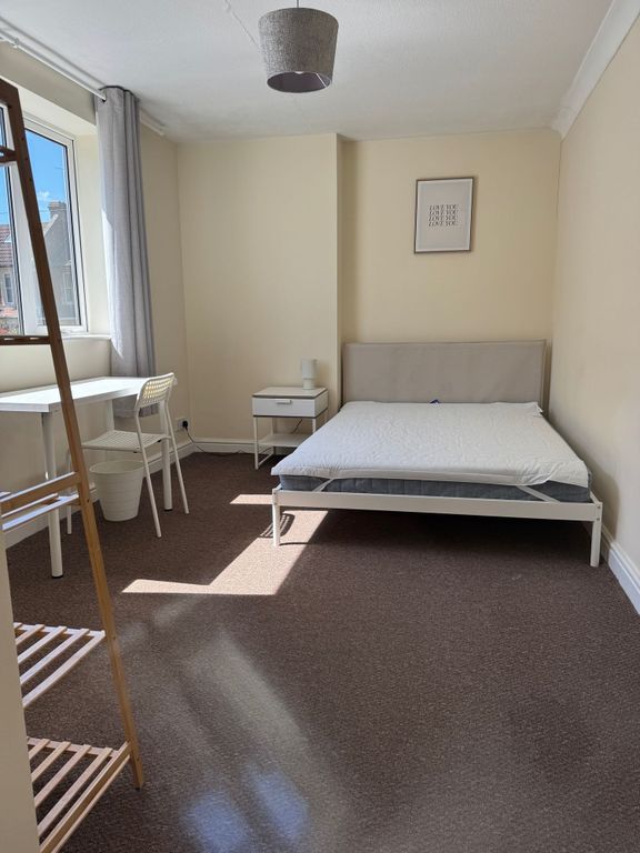 Property photo 1 of 13 Bright Bedroom With Double Bed And Study Desk...