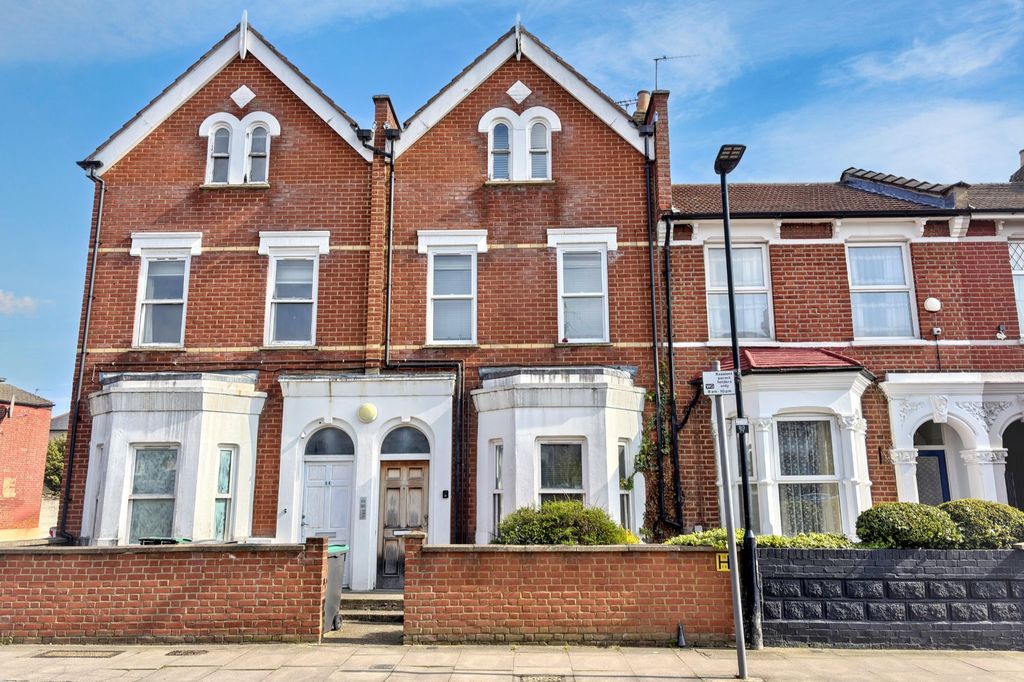 Property photo 1 of 18 Flat 3, 22 Burghley Road, London, N8 0Qe