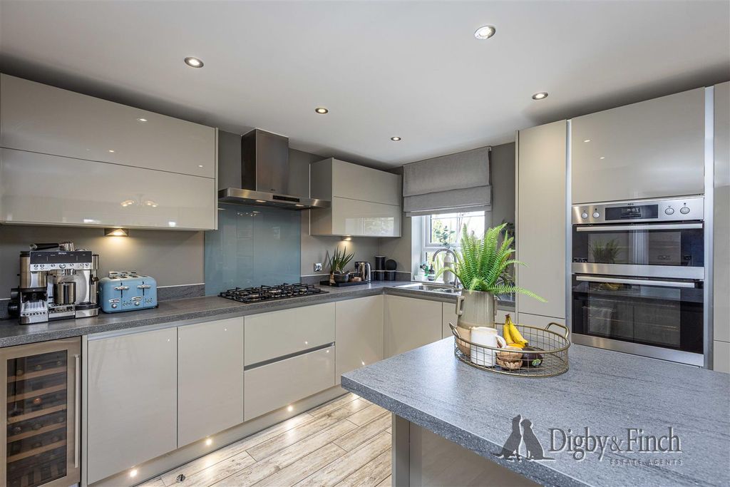 Property photo 3 of 31 Dining Kitchen