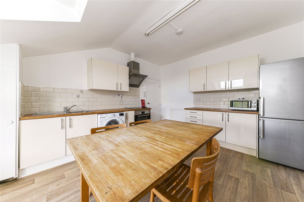 Property photo 3 of 10 Kitchen