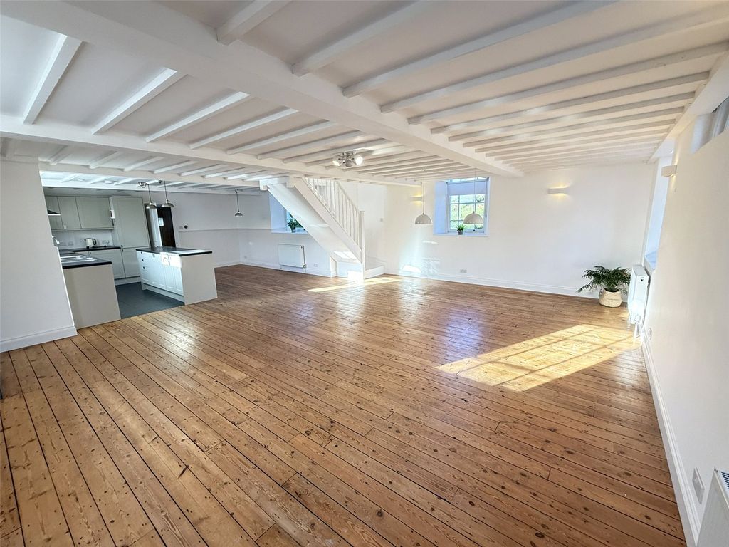 Property photo 2 of 27 Picture No. 10