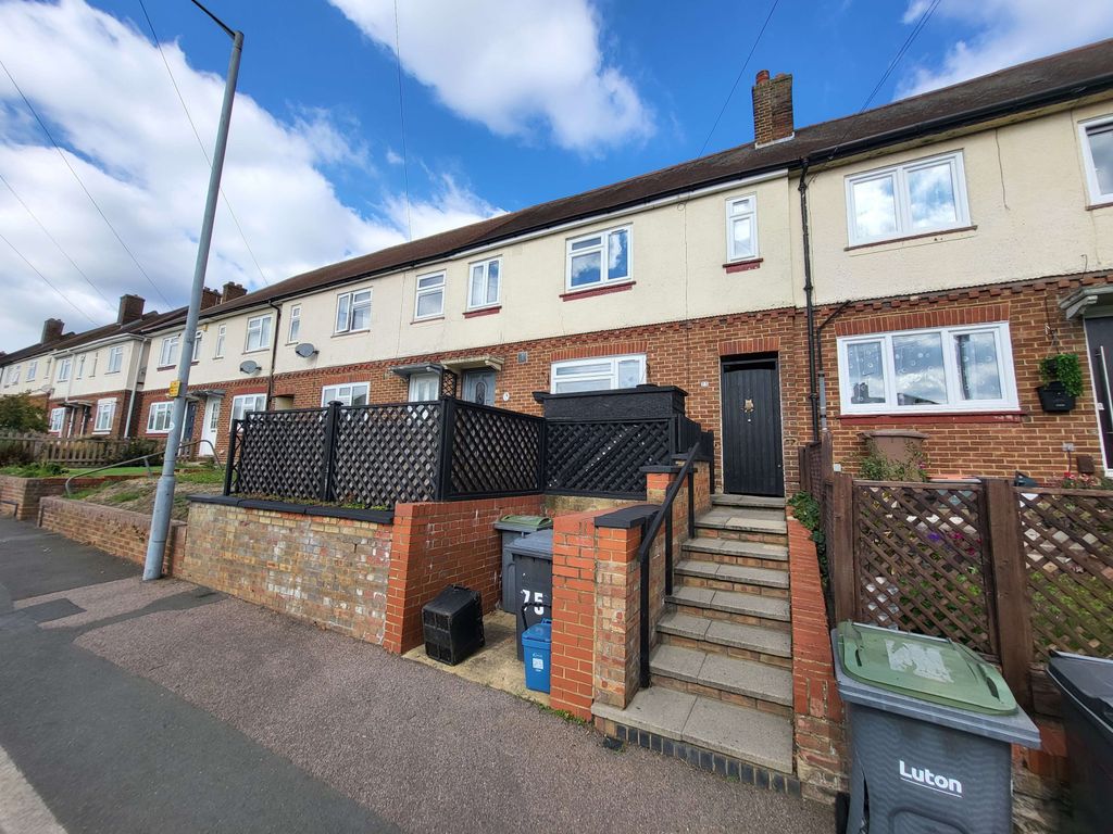 Property photo 1 of 19 3 Bed Terraced House For Sale Putteridge Road, Luton Lu2