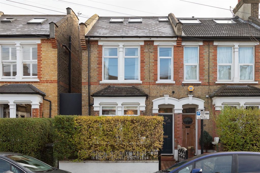 Property photo 1 of 51 Richmond Road E11