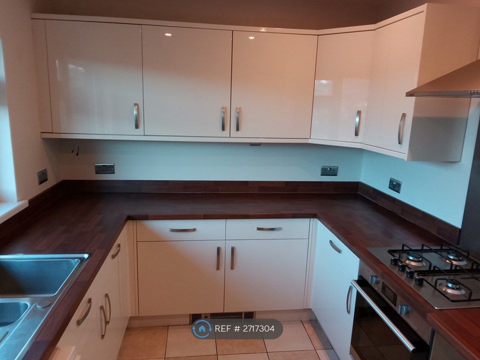 Property photo 3 of 18 Kitchen