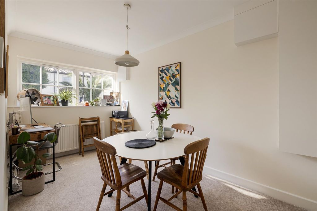 Property photo 3 of 33 Browning Road, E11
