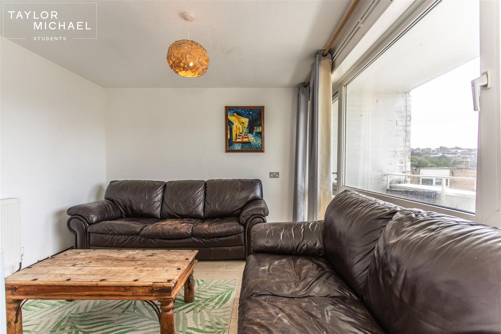 Property photo 3 of 17 Livingroom