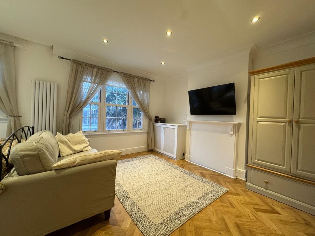 Property photo 1 of 6 Studio