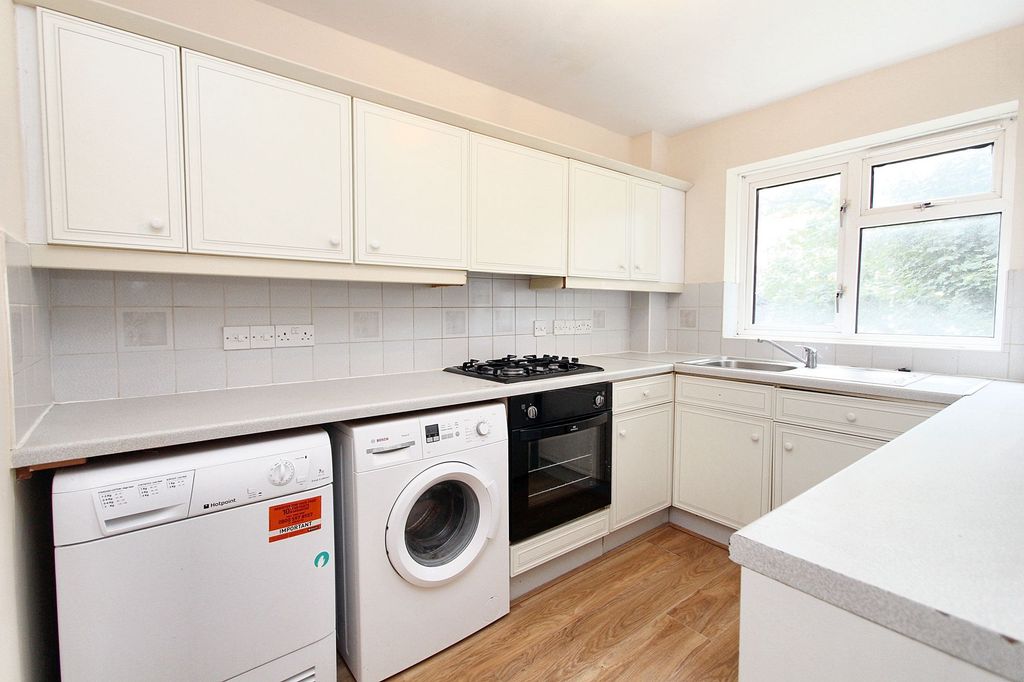 Property photo 3 of 7 Kitchen