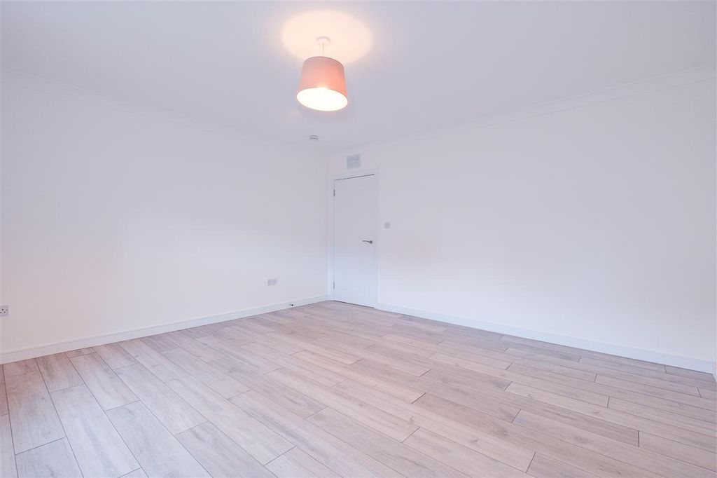 Property photo 2 of 16 Lounge