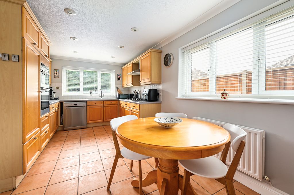 Property photo 3 of 14 7 Reading Road (7)