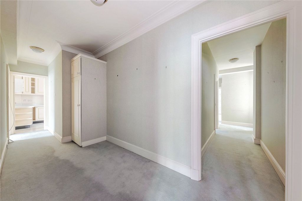 Property photo 2 of 11 Hallway