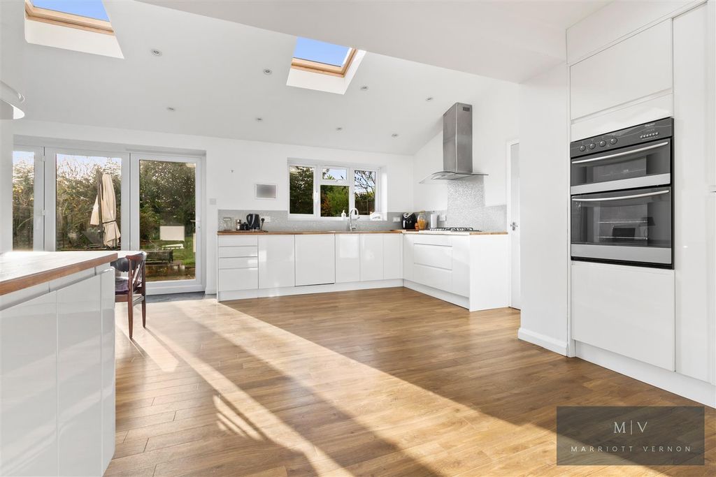 Property photo 2 of 15 Stanley Gardens 12 MV-8.Jpg