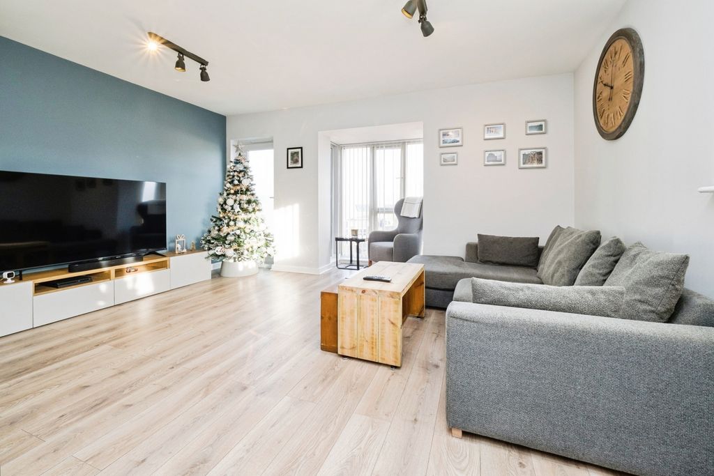 Property photo 2 of 16 Lounge