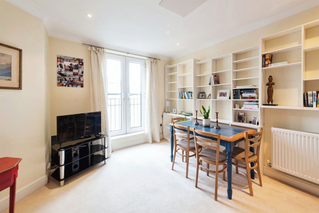 Additional image 7 of 1 bed flat for saleThe Square, Petersfield GU32