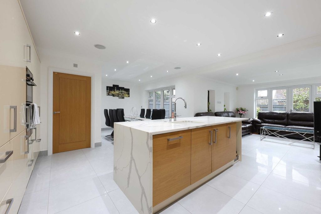 Property photo 2 of 23 Picture No. 14