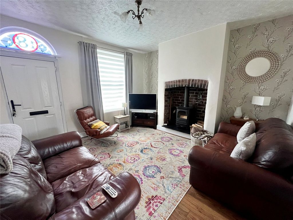 Property photo 3 of 11 Lounge