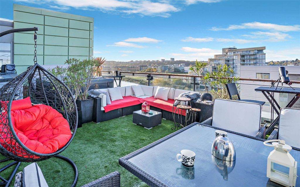 Property photo 1 of 19 Balcony