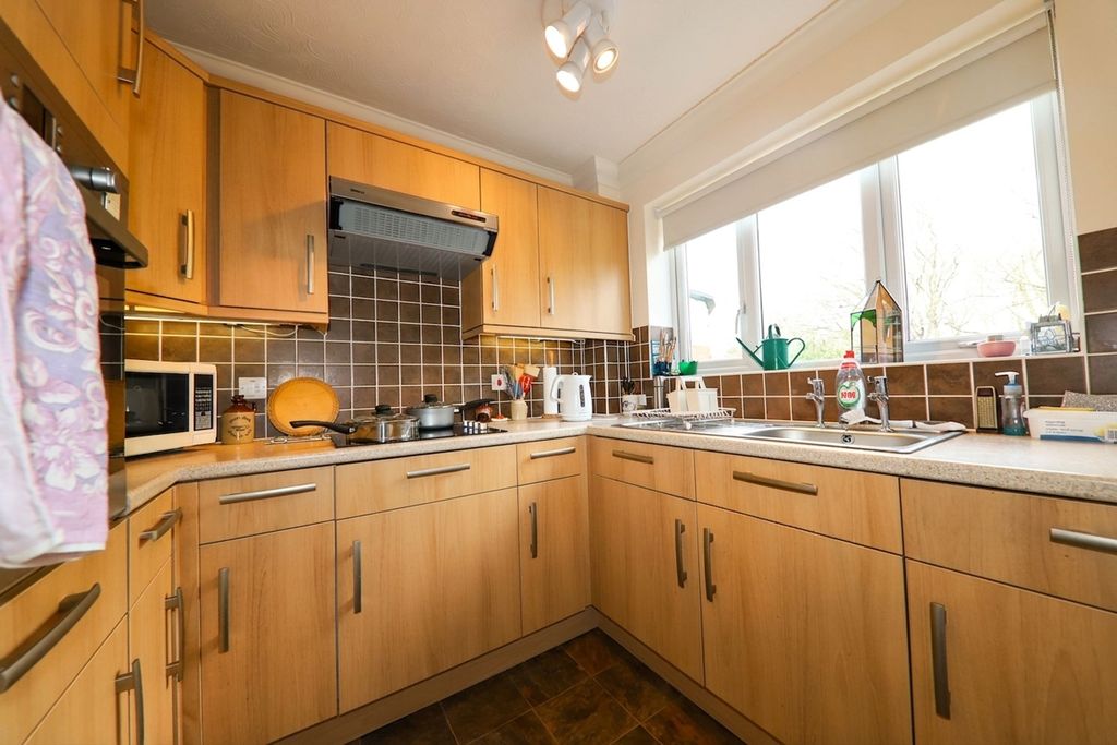 Property photo 3 of 10 Kitchen (E)
