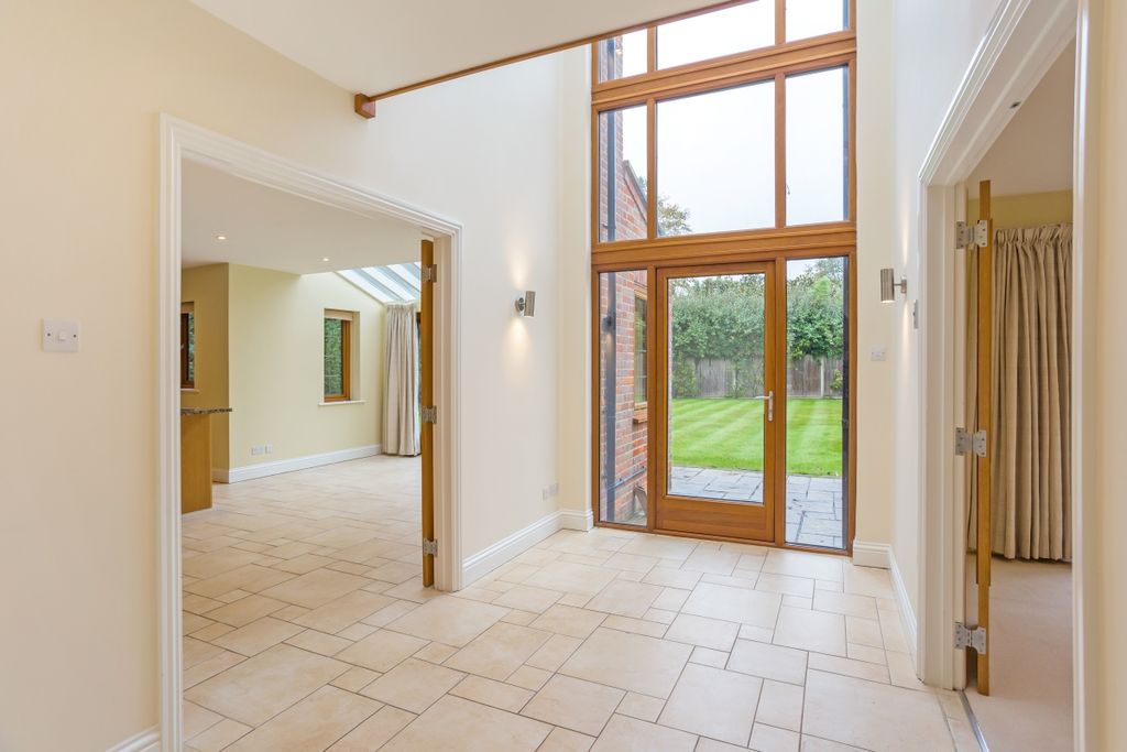 Property photo 3 of 25 6 Vicarage Way 32...