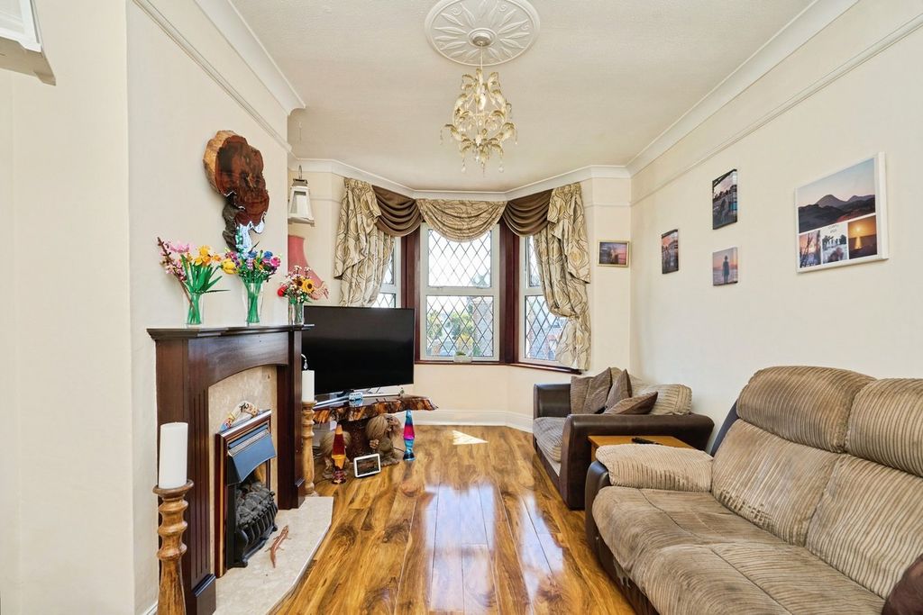 Property photo 2 of 18