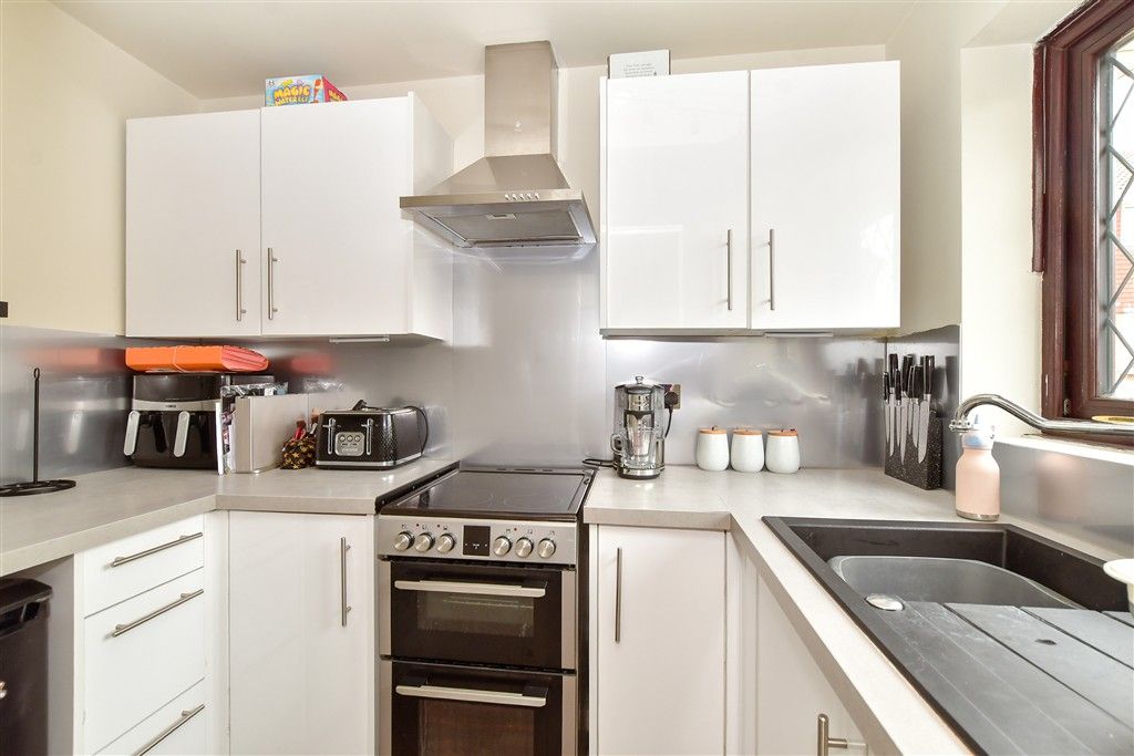 Property photo 2 of 11 Kitchen