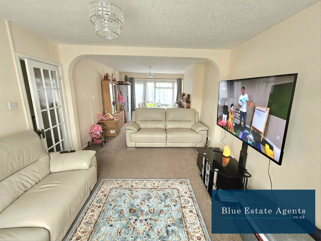 Property photo 2 of 17 Through Lounge